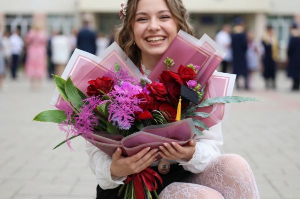 Vörös rózsás orchideás ballagási csokor lánynak  - original product photo with AI background