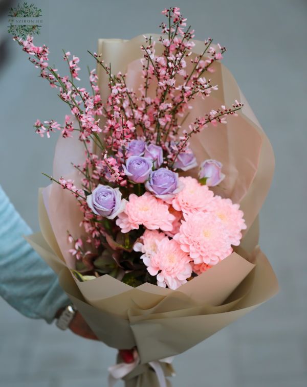 Peach chrysanthemum with scented ginestra, spray roses (7 stems)