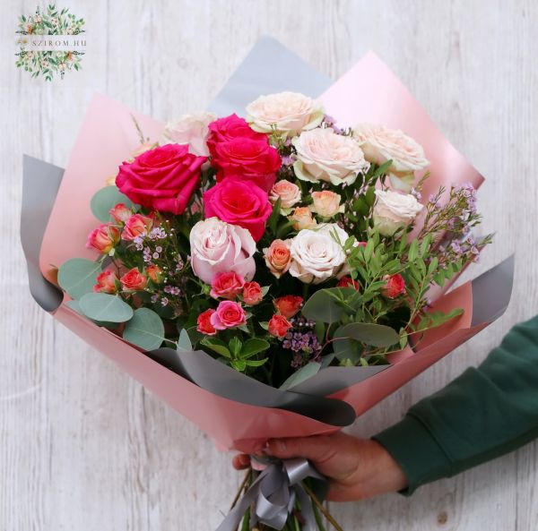 Sprührosen und Rosenstrauß mit Chamelaucium (22 Stiele)