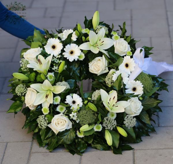 Ivy wreath with white and green flowers, 50 cm