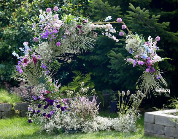 Modernes sechseckiges Tor des Glücks mit lila Blüten (Budapest, Schmucklilien, Rittersporn, Allium, Anthurie, Nelke)