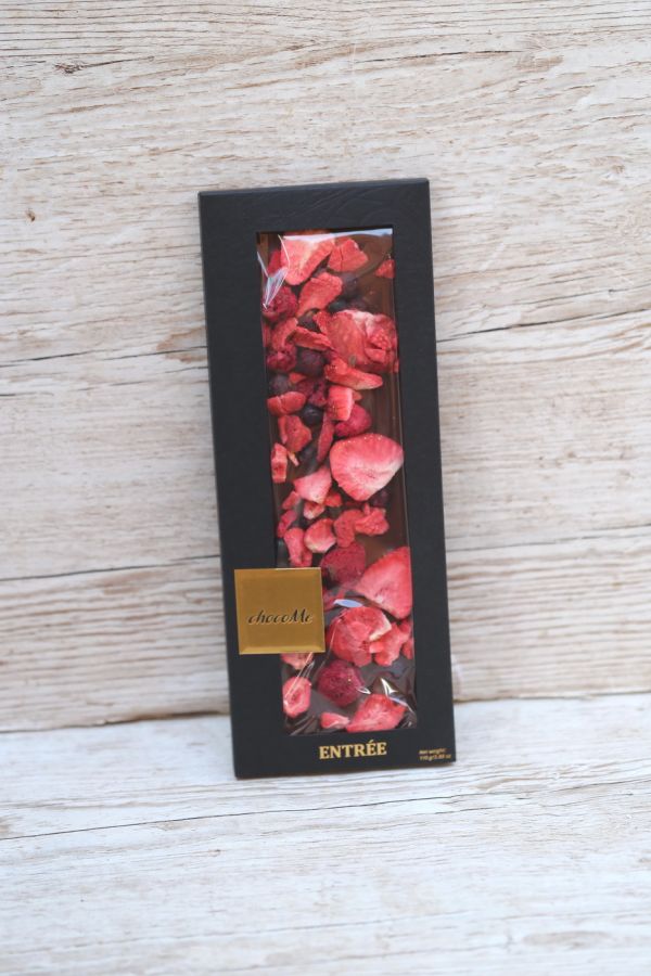 ChocoMe Milk chocolate, freeze-dried strawberry slices, freeze-dried blackcurrants, freeze-dried raspberries G104 110g