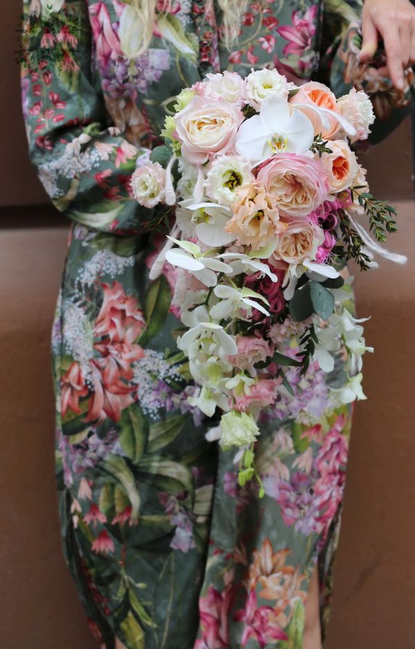 Tropfenförmiger Brautstrauß (Orchidee, Lisianthus, Englische Rose, Rosa, Pfirsich, Weiß, Budapest)