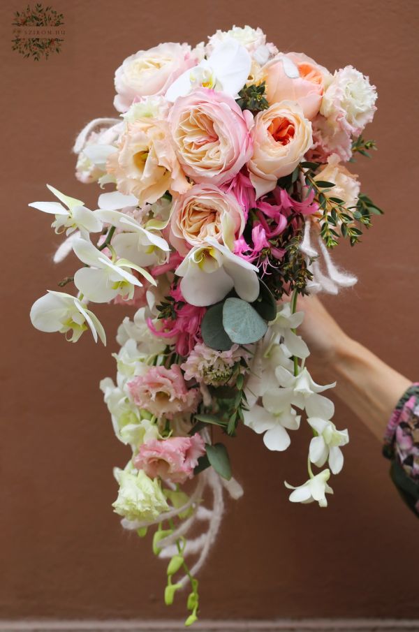 Tropfenförmiger Brautstrauß (Orchidee, Lisianthus, Englische Rose, Rosa, Pfirsich, Weiß, Budapest)