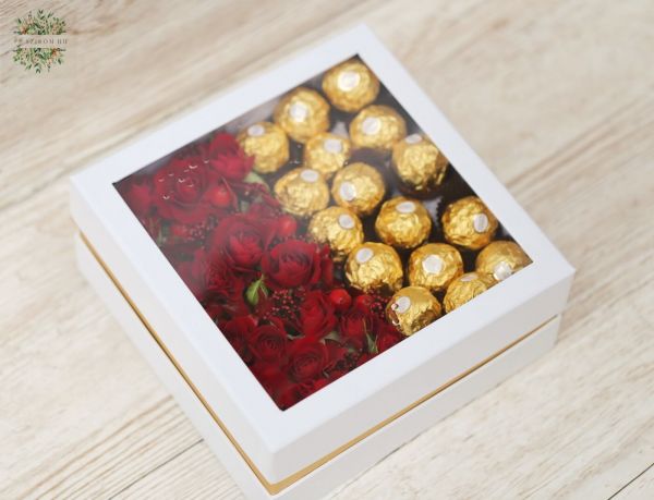 Vörös mini bokros rózsák ferrero csoki golyókkal dobozban