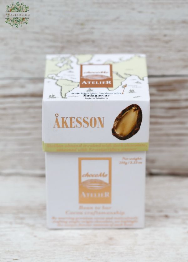 ChocoMe Atelier Akesson kakaóbabból készült étcsokoládéval bevont szivíliai mandula madagaszkári vadborssal fűszerezve 100g