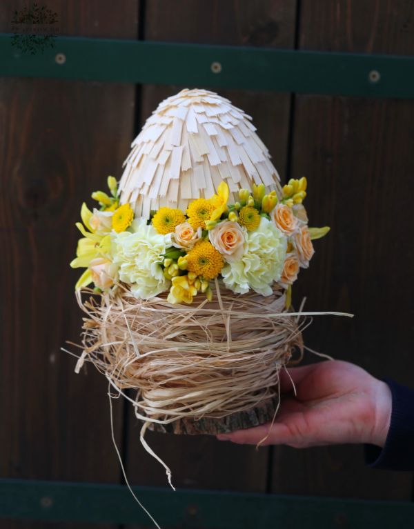 Mittelstück Osterei, von Blumen