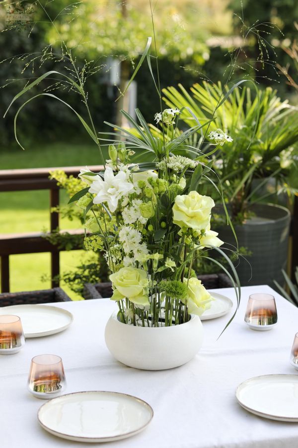 Elegáns fehér - zöld esküvői, rendezvény asztaldísz dupla szirmú liliommal (delphinium, liliom, ornithogalum, rózsa)