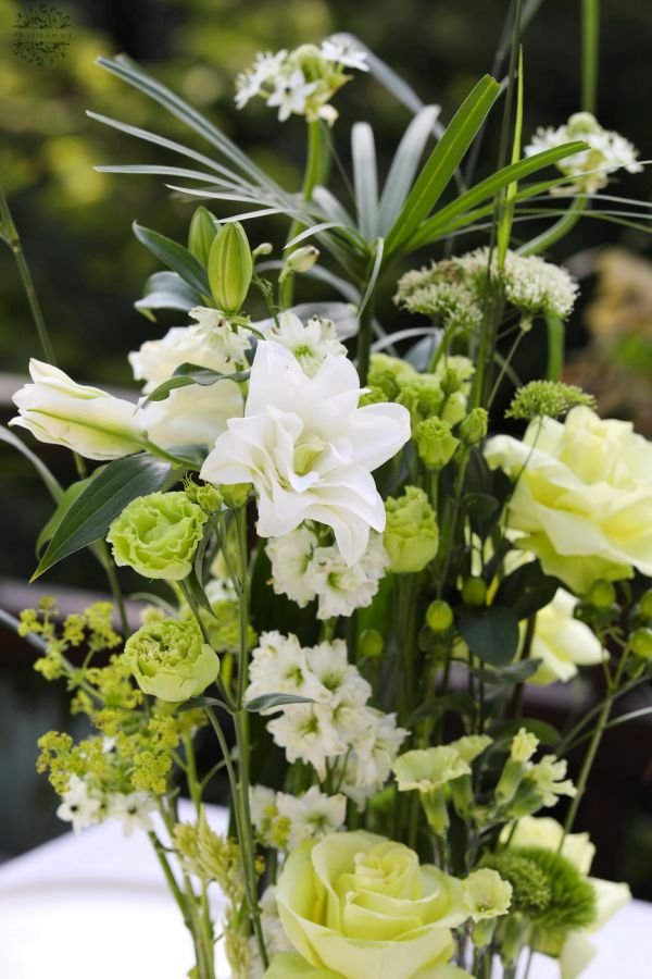 Elegáns fehér - zöld esküvői, rendezvény asztaldísz dupla szirmú liliommal (delphinium, liliom, ornithogalum, rózsa)