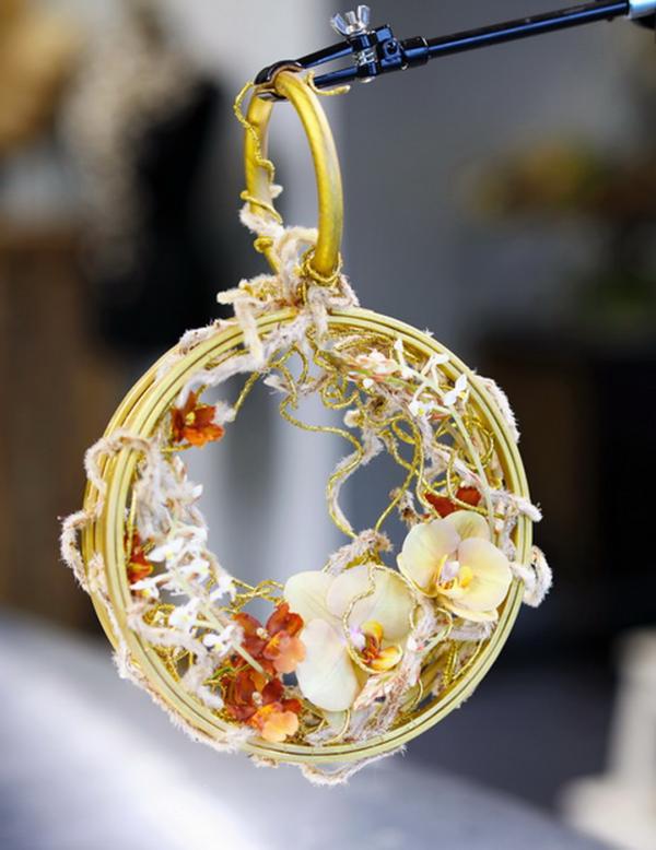 Elegáns kistáska jellegű modern menyasszonyi csokor orchideákkal (krém, narancs)