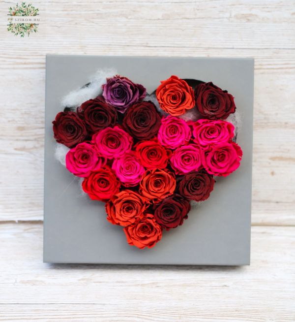 leuchtend bunte, ewige Rosen in einer grauen Schachtel