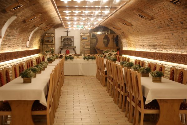 Esküvői asztaldísz fa kockában, 1db, Csalánosi Csárda Budapest (mezei virágok, krém, zöld)
