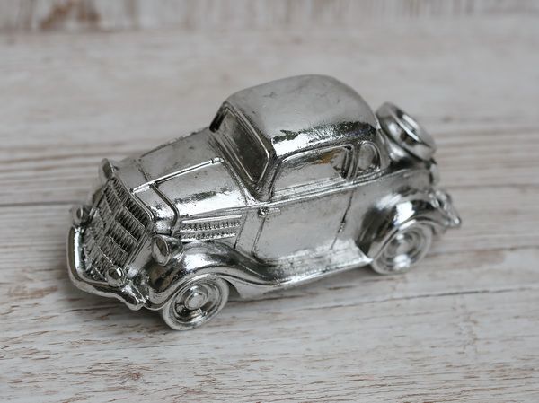 Silberfarbenes Auto