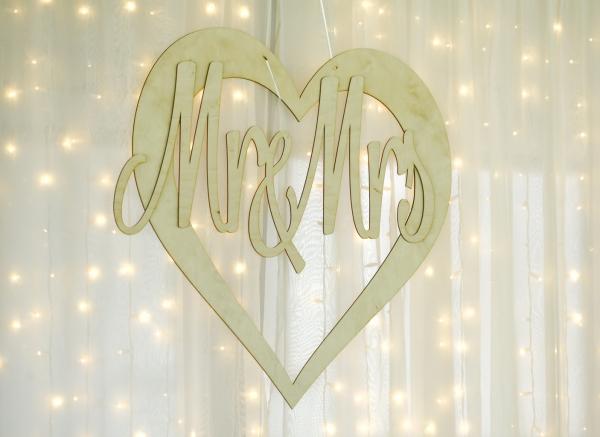 Mr and Mrs wooden sign, light backdrop, Bagolyvár, wedding