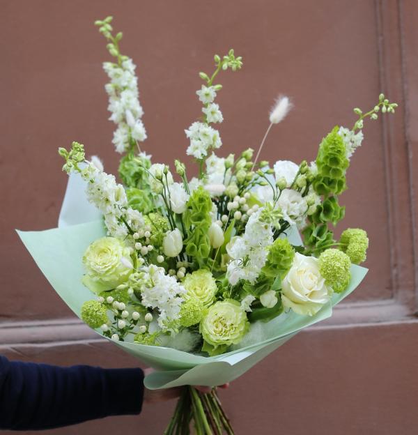 weiß-creme-grüner Strauß mit Rosen, Delphinium und kleinen Blumen (20 Stück)