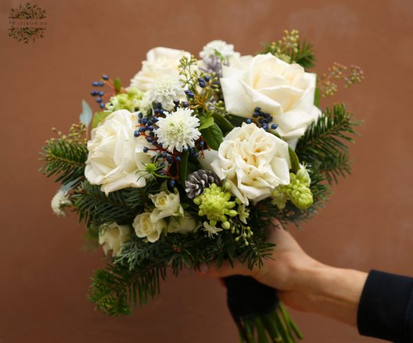 Winterlicher Brautstrauß aus weißen Rosen mit zurückgebogenen Blütenblättern