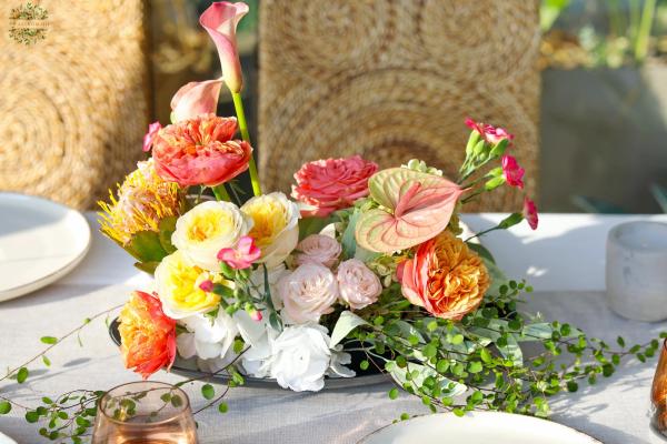 Halbmondförmiges Tafelaufsatz in Mandarin-Weiß (englische Rosen, Anthurien, Calla, Hortensien, Orange, Rosa, Gelb)