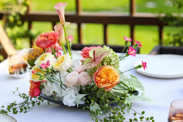 Halbmondförmiges Tafelaufsatz in Mandarin-Weiß (englische Rosen, Anthurien, Calla, Hortensien, Orange, Rosa, Gelb)