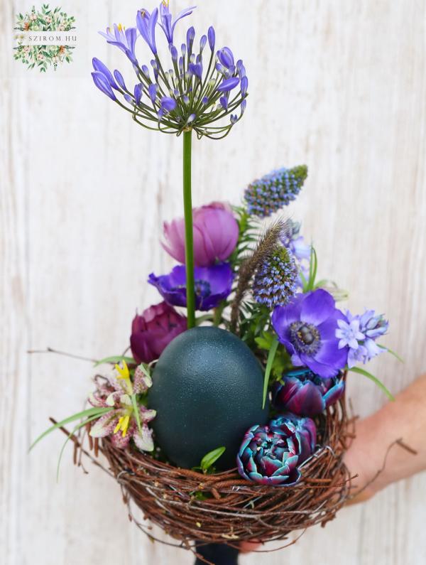 Nest bouquet with emuegg, purple spring flowers