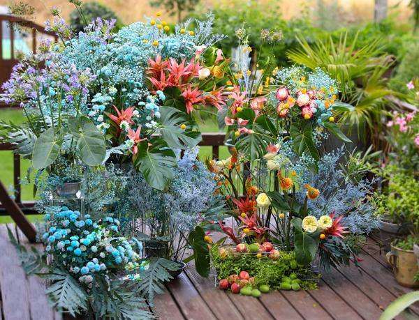 Blumendekoration als Hintergrund für Selfies bei Veranstaltungen in Budapest – Blau, Orange