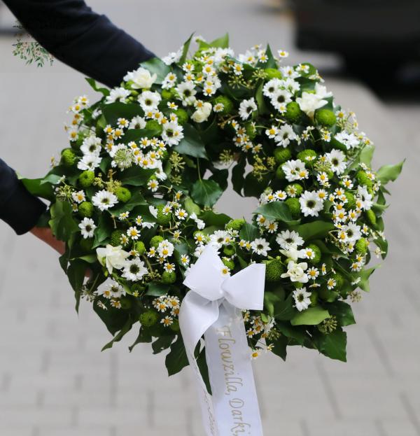 Kranz im griechischen Stil mit Kamille, Freesien und Chrysanthemen in Grün und Weiß, 50 cm