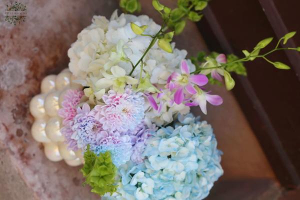 Gyöngyház fényű váza hortenziával, orchideával