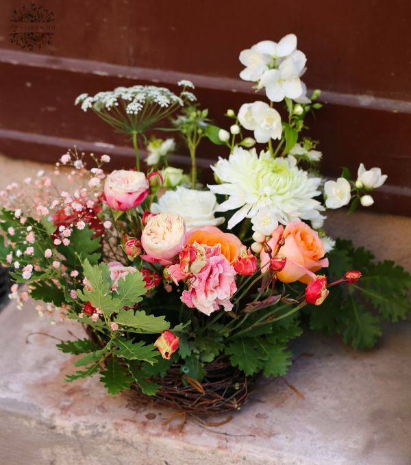 Wunderschöne Blumen in einer Blumentischdekor (pfirsichfarbene Rose, Englische Rose, Dahlie, Lisianthus)
