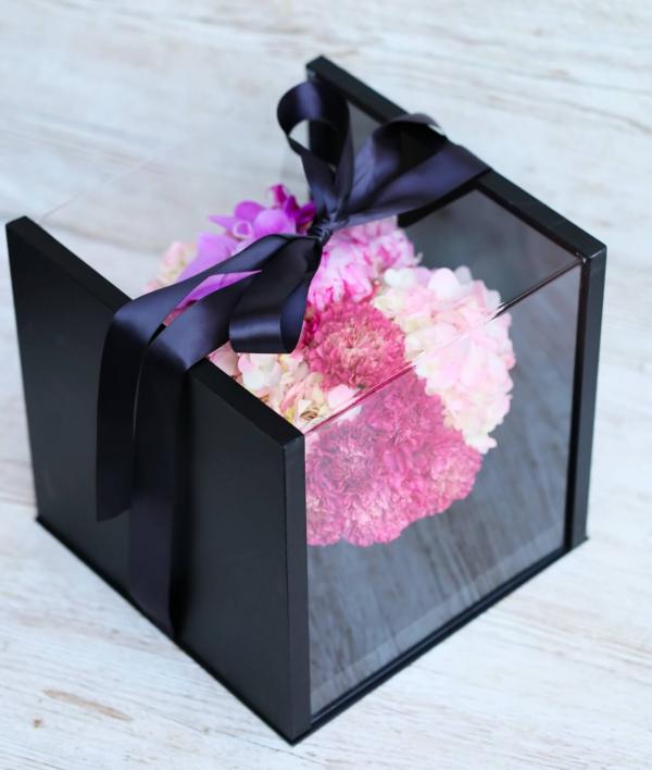 Flauschiger Blumenkaste mit durchscheinendem Deckel, Hortensie, Orchidee, Rose