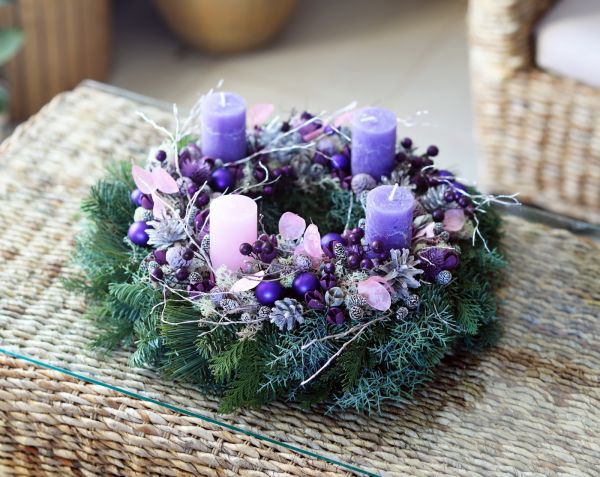 Adventskranz in traditionellen Farben, Rosa, Lila, mit Tannenzweigen