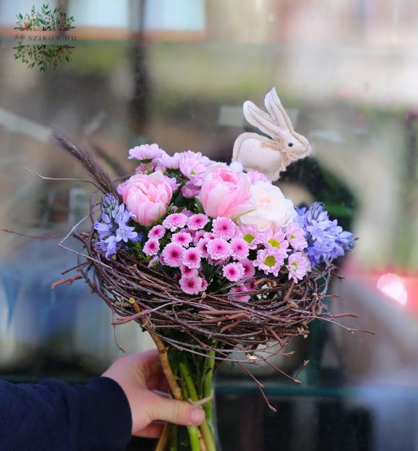 Neststrauss mit Hase