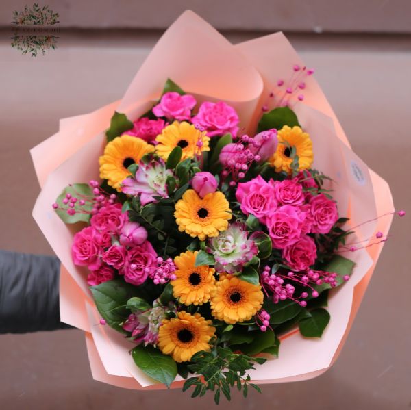 Intenzív színű csokor tulipánnal, bokros rózsával és gerberával