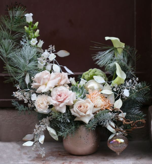 Karácsonyi holdkarélly alakú asztaldísz pasztell barack virágokkal, exkluzív gömökkel