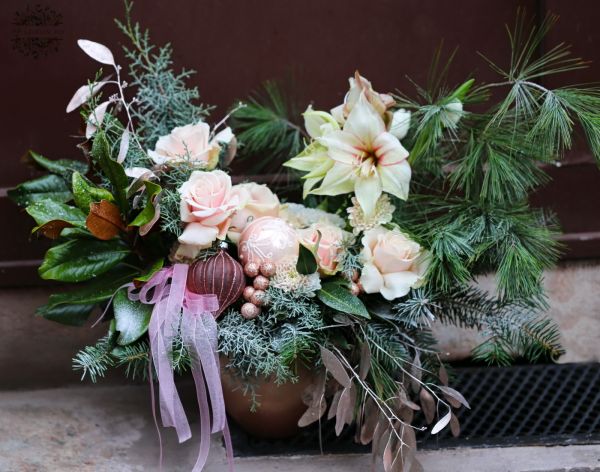 Karácsonyi holdkarély alakú asztaldísz amarillisszel, exkluzív gömbökkel