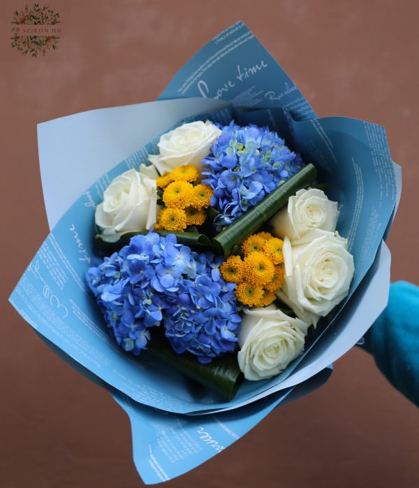 Sommerstrauß mit weisse Rosen, blaue Hortensien