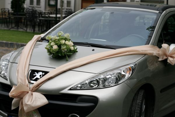 Autodekoration mit Blumen