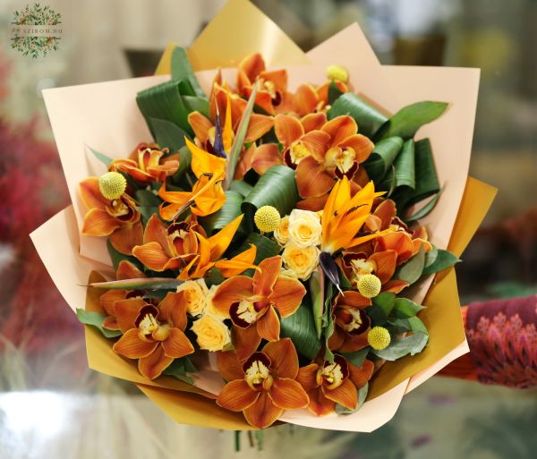 Runder Strauß mit Cymbidium-Orchideen und Papageienblumen (17+3 Blüten)