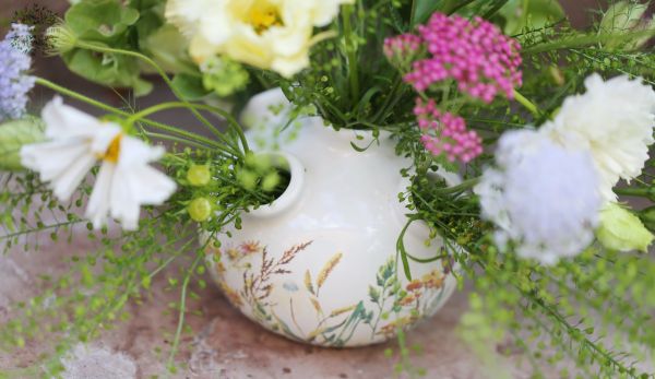 Kleine holländische Vase mit Sommerblumen