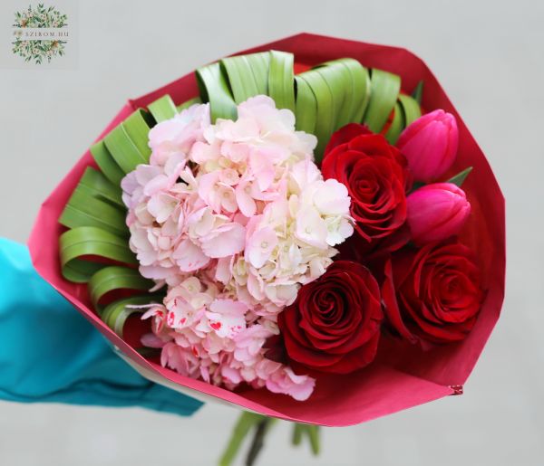 Kleiner runder Strauß mit roten Rosen, Tulpen, Hortensien (6 Stiele)