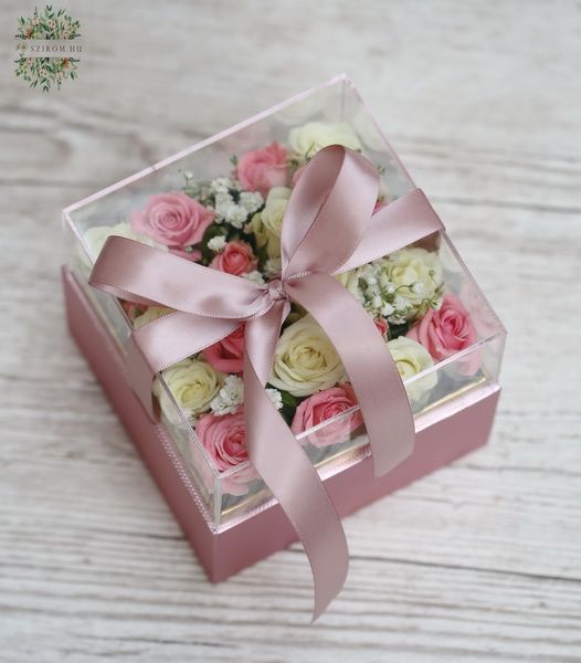 Kleine Würfelbox mit Spray-Mini-Rosen und Gypsophila