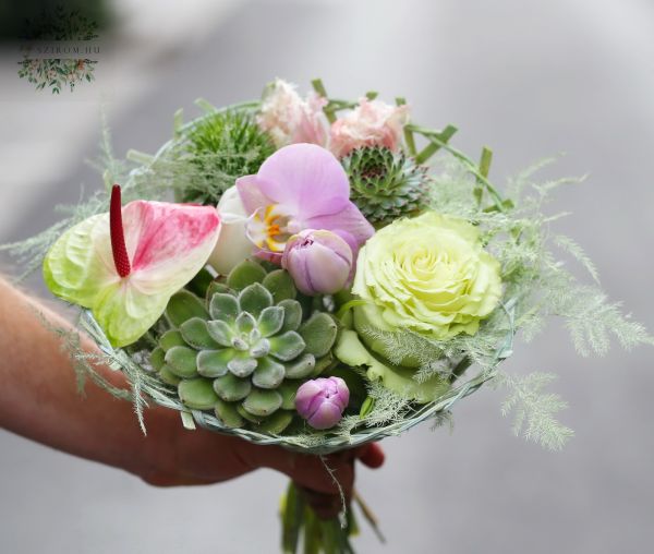 Kis kövirózsás csokor orchideával, flamingóvirággal, tulipánnal