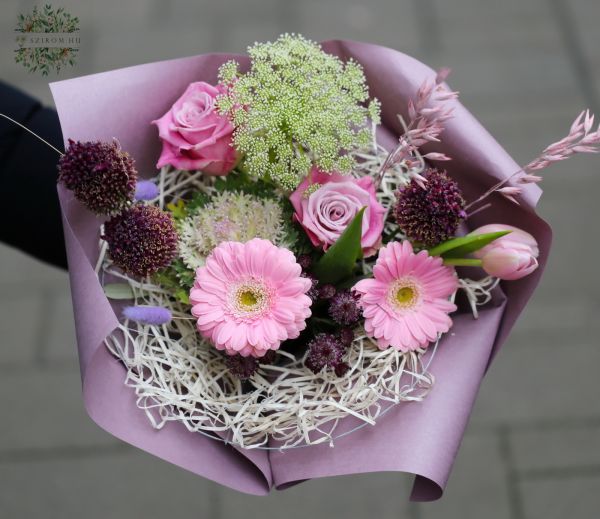 Kis lilás csokor gerberával, rózsával, tulipánnal