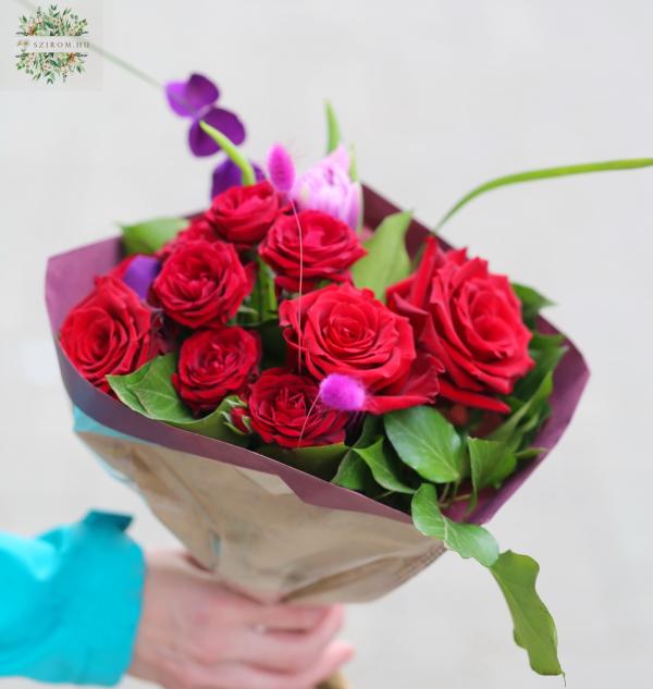 Kis vörös rózsa csokor bokros rózsával, tulipánnal (7 stems)