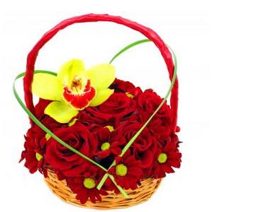 kosárka 5 vörös rózsával, krizantémmal, orchideával