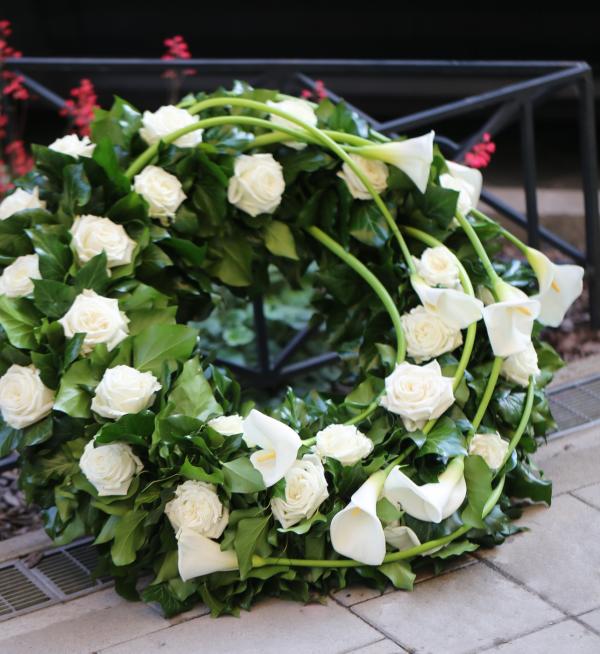 wreath with white roses and calla lilies (70cm)