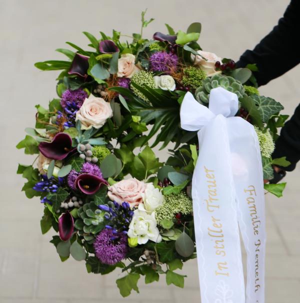 Koszorú kálával és rózsával (41 szál, 60cm)