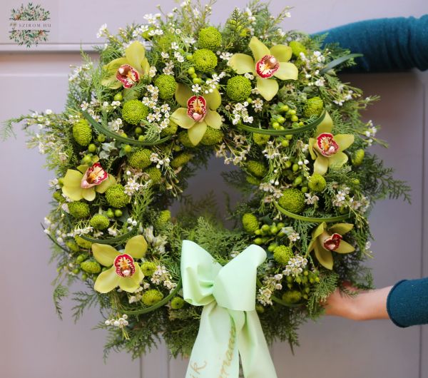 koszorú zöld orchideákkal, viaszvirággal és bogyókkal (70cm)