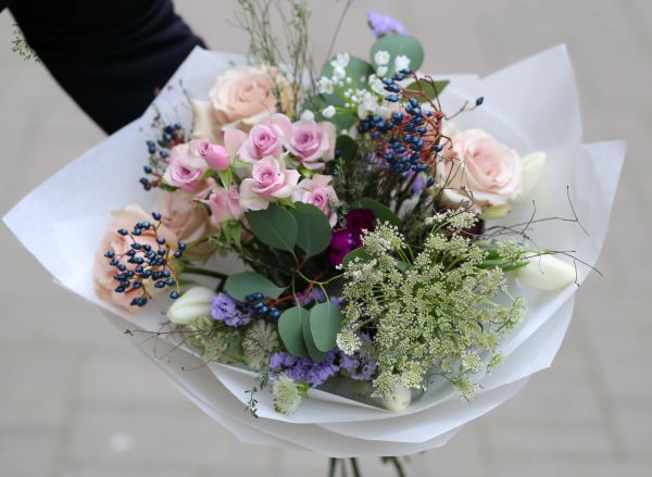 Luftiger Lavendelfarbener Blumenstrauß (17 Stiele)