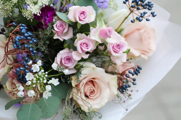 Luftiger Lavendelfarbener Blumenstrauß (17 Stiele)