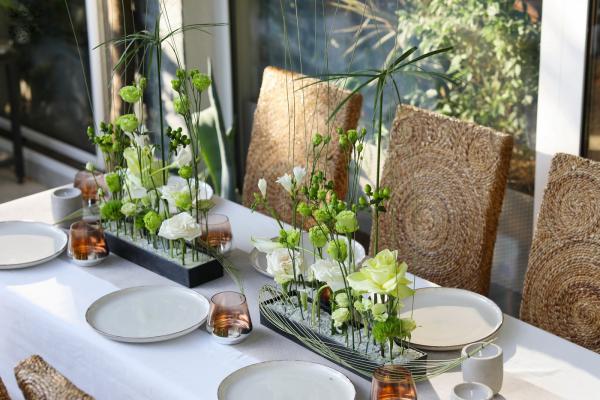 Luftig moderne Hochzeits-/Event-Tischdeko für lange Tafel 2 teilig (Grün, Weiß, Rose, Calla, Freesie, Lisianthus)