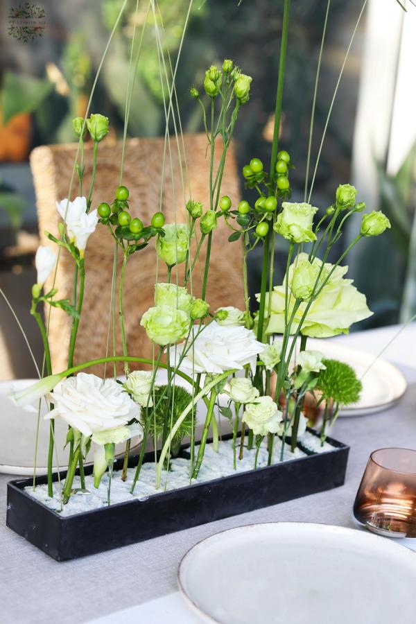 Luftig moderne Hochzeits-/Event-Tischdeko für lange Tafel (Grün, Weiß, Rose, Calla, Freesie, Lisianthus)